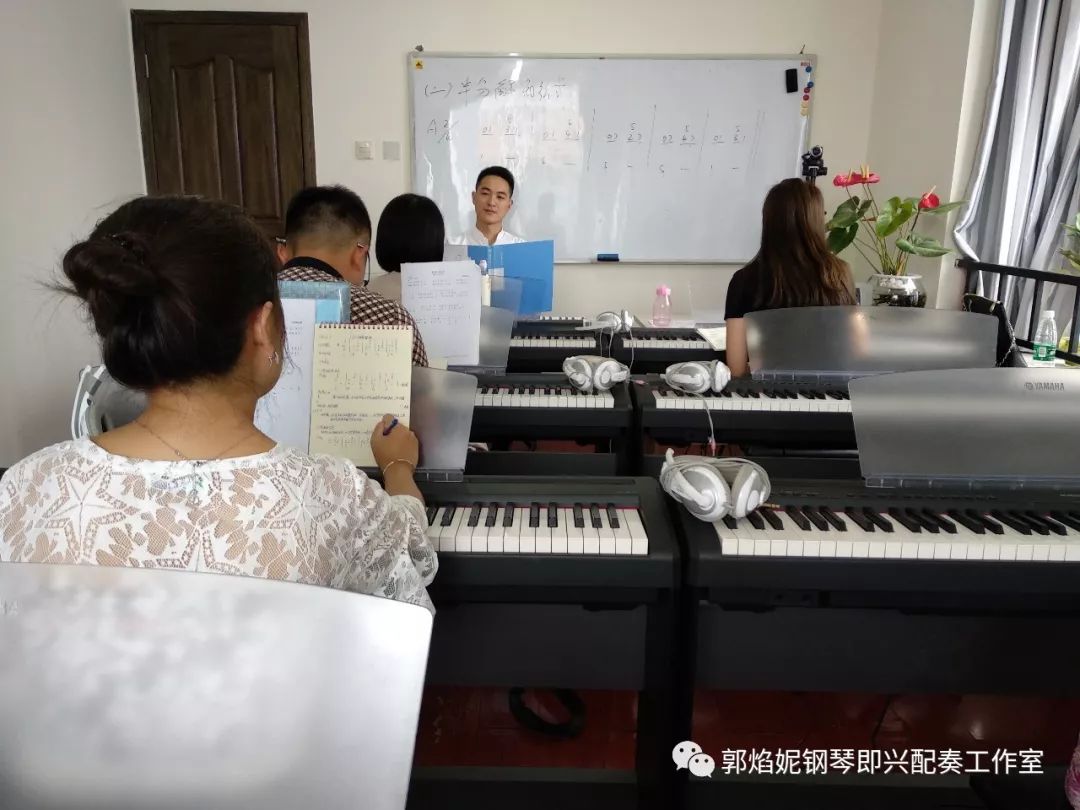 看简谱弹钢琴~我们快乐的2018暑假钢琴即兴配奏（弹唱）集训学习掠影
