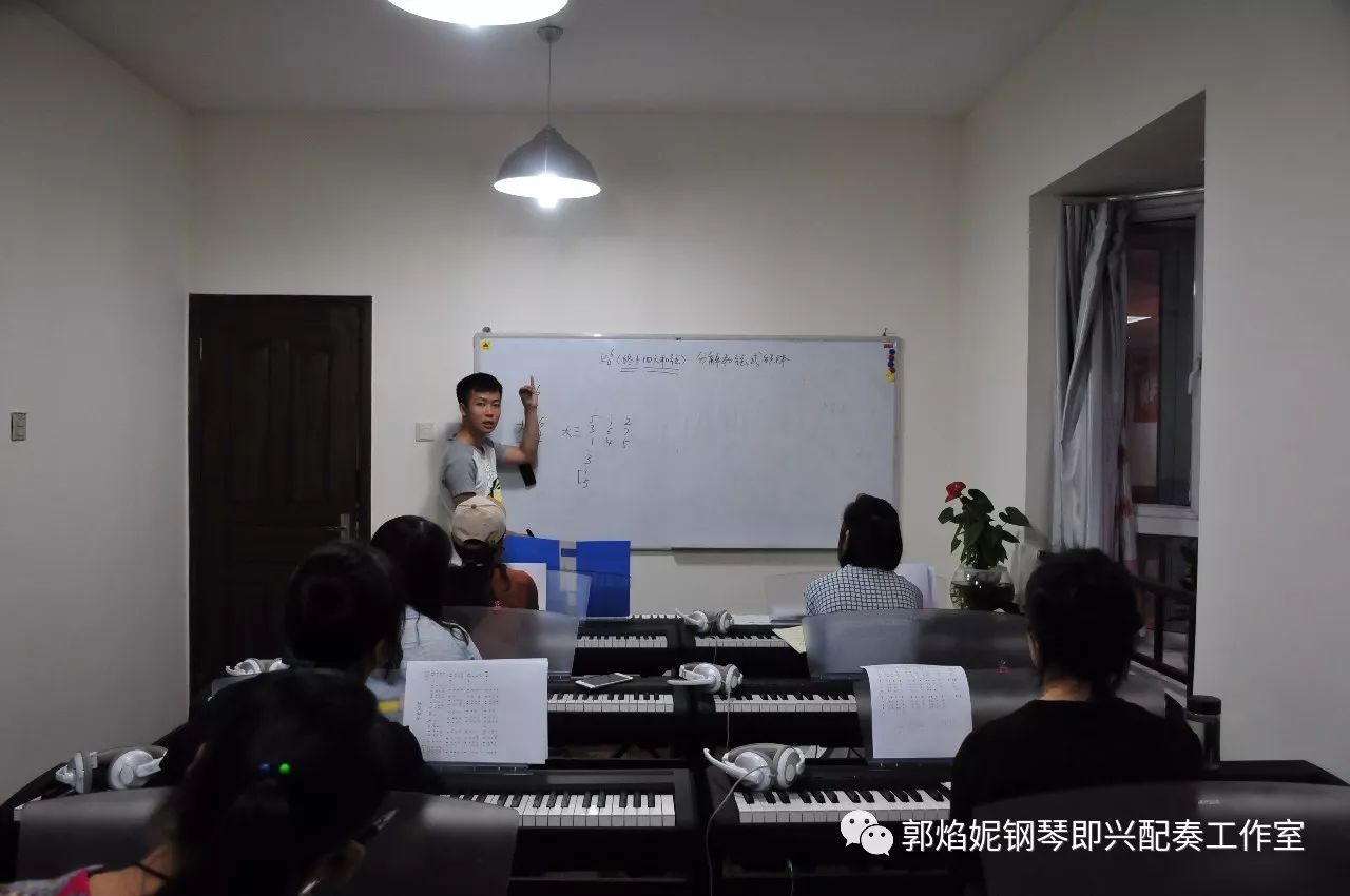 郭焰妮钢琴即兴配奏工作室2018年寒期钢琴即兴配奏（弹唱）集训招生快讯