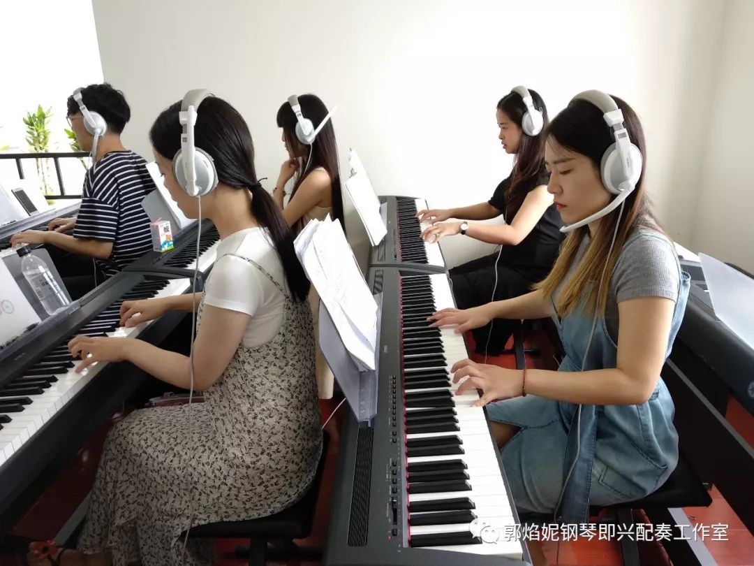 看简谱弹钢琴~我们快乐的2018暑假钢琴即兴配奏（弹唱）集训学习掠影
