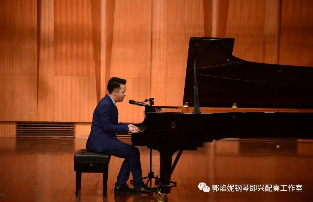 《即兴钢琴 弹唱互韵——郭焰妮钢琴即兴配奏弹唱学生音乐会（二）》在四川音乐学院大音乐厅成功举行