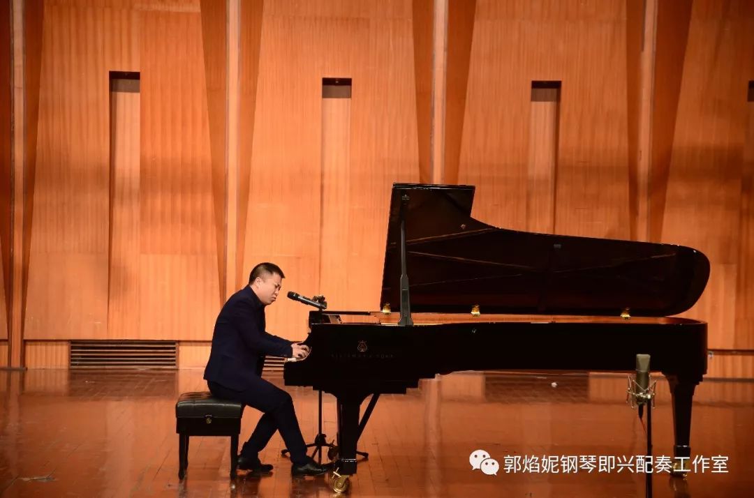 《即兴钢琴 弹唱互韵——郭焰妮钢琴即兴配奏弹唱学生音乐会（二）》在四川音乐学院大音乐厅成功举行