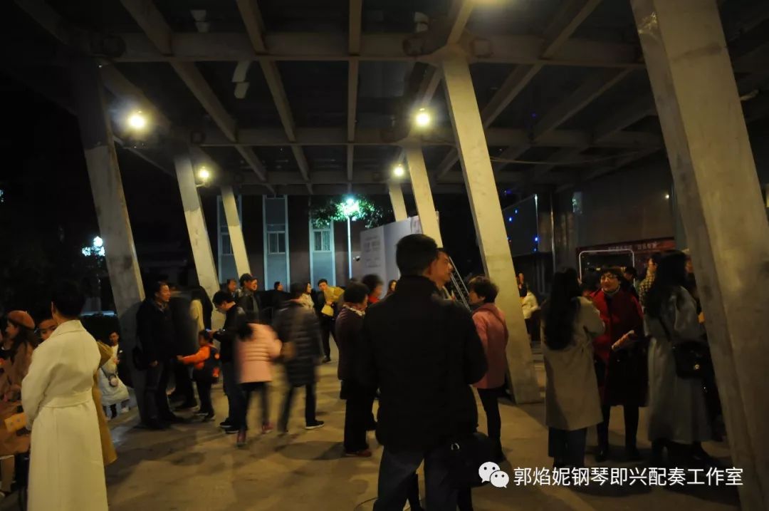 《即兴钢琴 弹唱互韵——郭焰妮钢琴即兴配奏弹唱学生音乐会（二）》在四川音乐学院大音乐厅成功举行