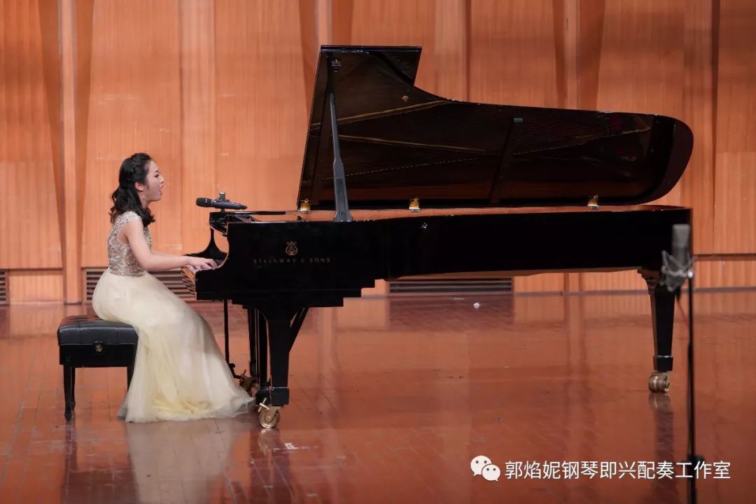 《即兴钢琴 弹唱互韵——郭焰妮钢琴即兴配奏弹唱学生音乐会（二）》在四川音乐学院大音乐厅成功举行