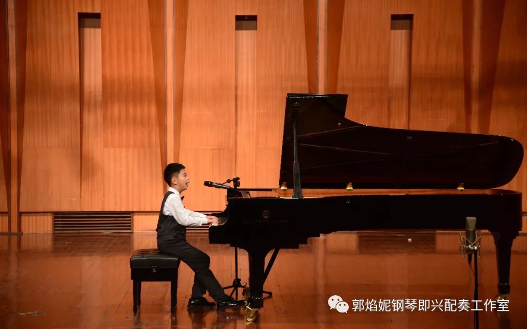 《即兴钢琴 弹唱互韵——郭焰妮钢琴即兴配奏弹唱学生音乐会（二）》在四川音乐学院大音乐厅成功举行