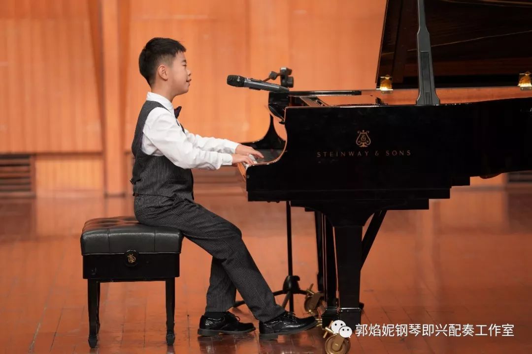 《即兴钢琴 弹唱互韵——郭焰妮钢琴即兴配奏弹唱学生音乐会（二）》在四川音乐学院大音乐厅成功举行