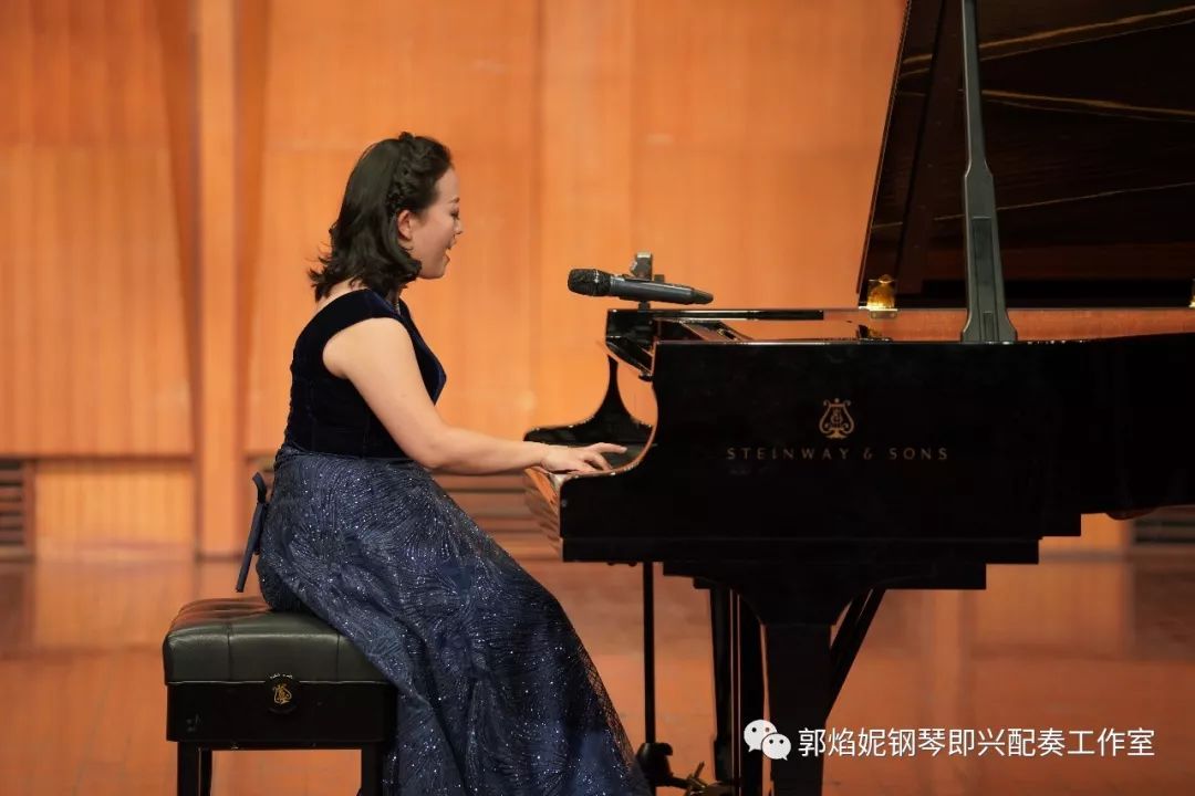 《即兴钢琴 弹唱互韵——郭焰妮钢琴即兴配奏弹唱学生音乐会（二）》在四川音乐学院大音乐厅成功举行