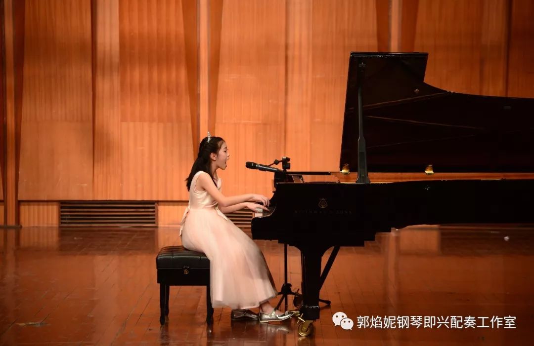 《即兴钢琴 弹唱互韵——郭焰妮钢琴即兴配奏弹唱学生音乐会（二）》在四川音乐学院大音乐厅成功举行