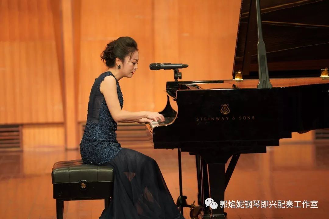 《即兴钢琴 弹唱互韵——郭焰妮钢琴即兴配奏弹唱学生音乐会（二）》在四川音乐学院大音乐厅成功举行