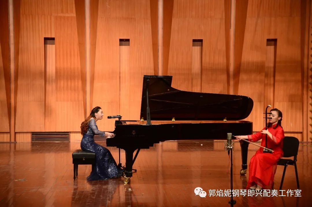 《即兴钢琴 弹唱互韵——郭焰妮钢琴即兴配奏弹唱学生音乐会（二）》在四川音乐学院大音乐厅成功举行