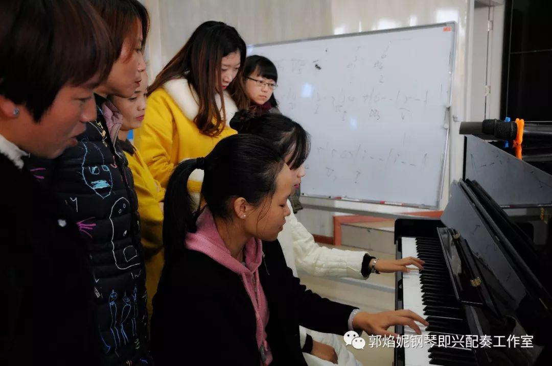 郭焰妮老师西昌讲学《钢琴即兴配奏基础技术在中小学音乐教材歌曲中的运用》圆满进行