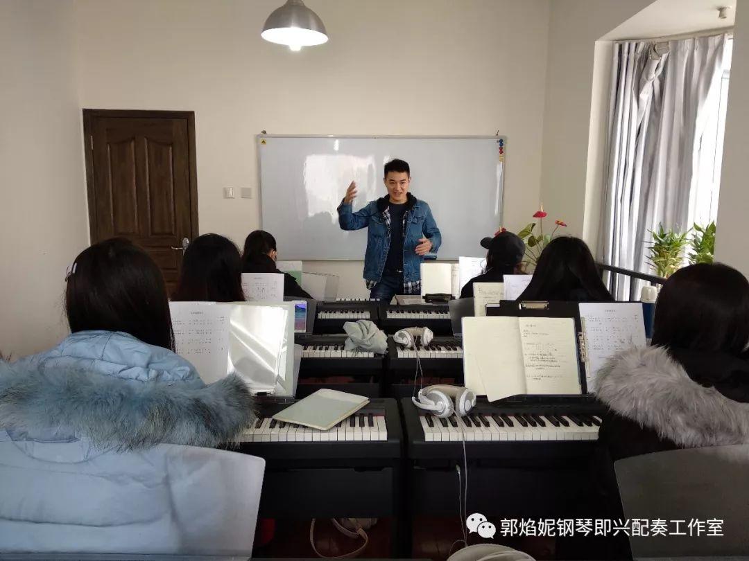 看简谱弹钢琴~郭焰妮钢琴即兴配奏工作室2019年寒假集训招生快讯