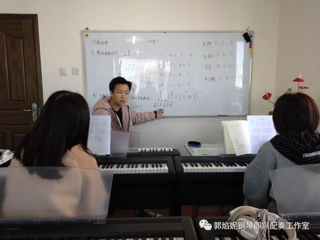 看简谱弹钢琴~郭焰妮钢琴即兴配奏工作室2019年寒假集训招生快讯