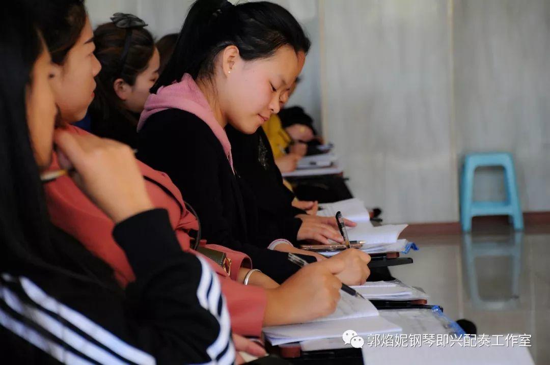 郭焰妮老师西昌讲学《钢琴即兴配奏基础技术在中小学音乐教材歌曲中的运用》圆满进行
