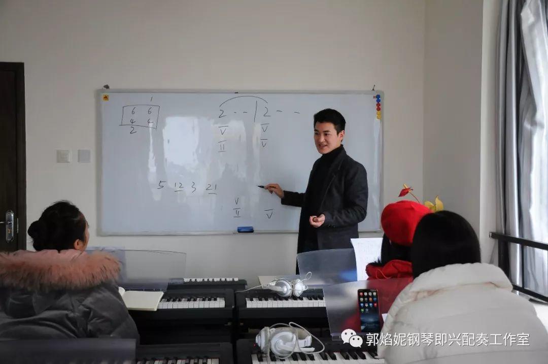 看简谱弹钢琴~快乐的2019寒假钢琴即兴配奏（弹唱）集训班学习掠影