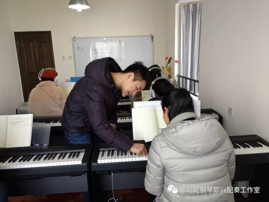 看简谱弹钢琴~快乐的2019寒假钢琴即兴配奏（弹唱）集训班学习掠影