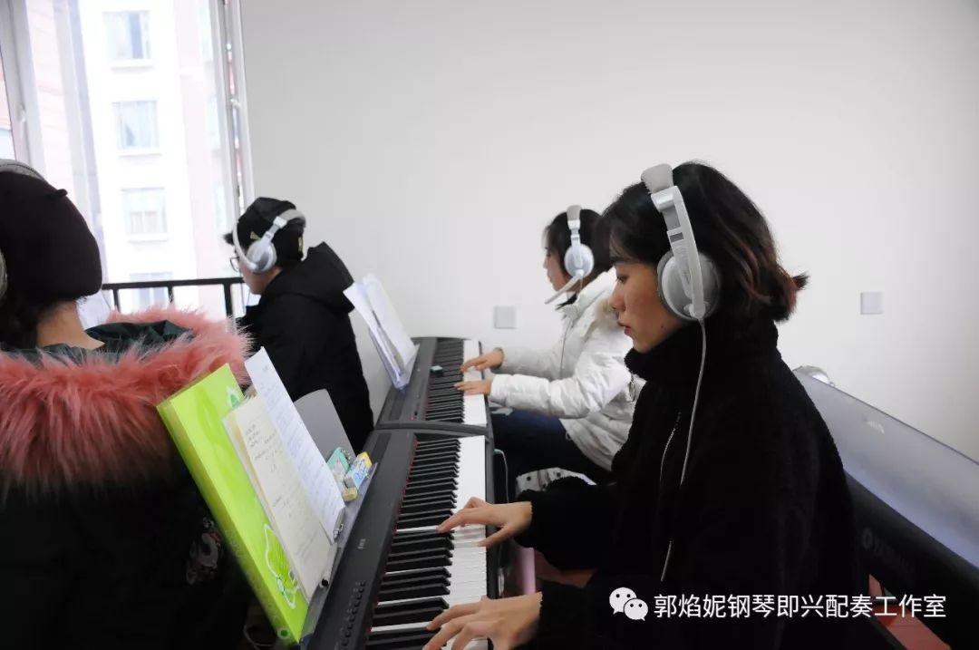 看简谱弹钢琴~快乐的2019寒假钢琴即兴配奏（弹唱）集训班学习掠影