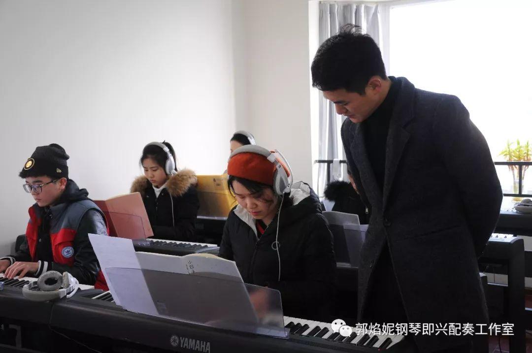 看简谱弹钢琴~快乐的2019寒假钢琴即兴配奏（弹唱）集训班学习掠影