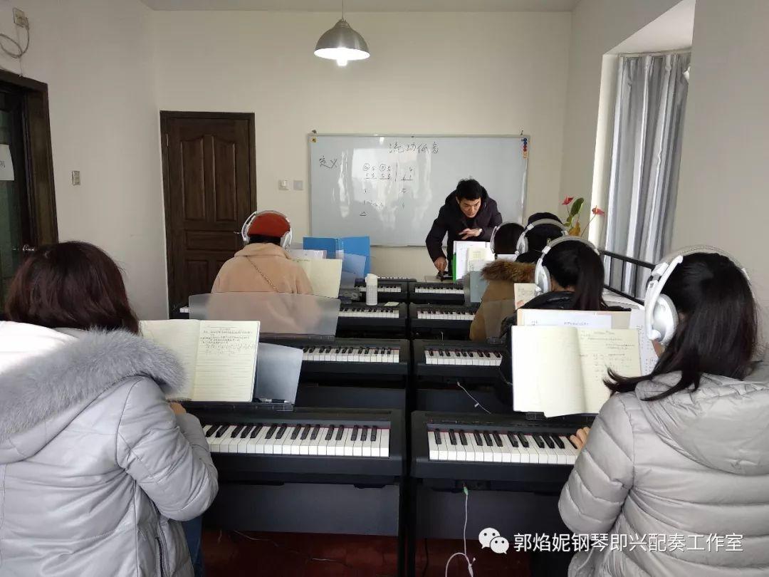 看简谱弹钢琴~快乐的2019寒假钢琴即兴配奏（弹唱）集训班学习掠影