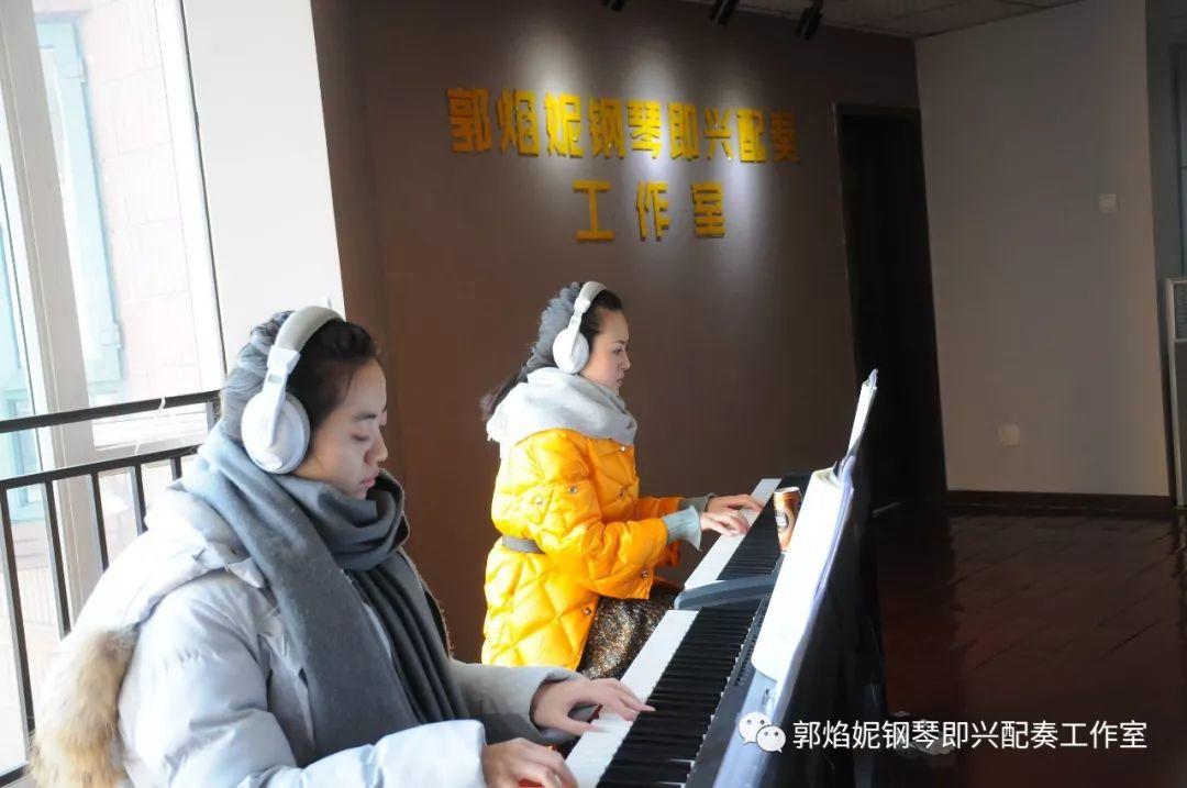 看简谱弹钢琴~快乐的2019寒假钢琴即兴配奏（弹唱）集训班学习掠影