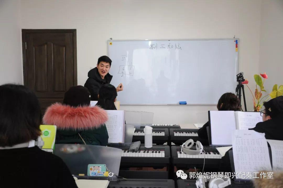 看简谱弹钢琴~快乐的2019寒假钢琴即兴配奏（弹唱）集训班学习掠影