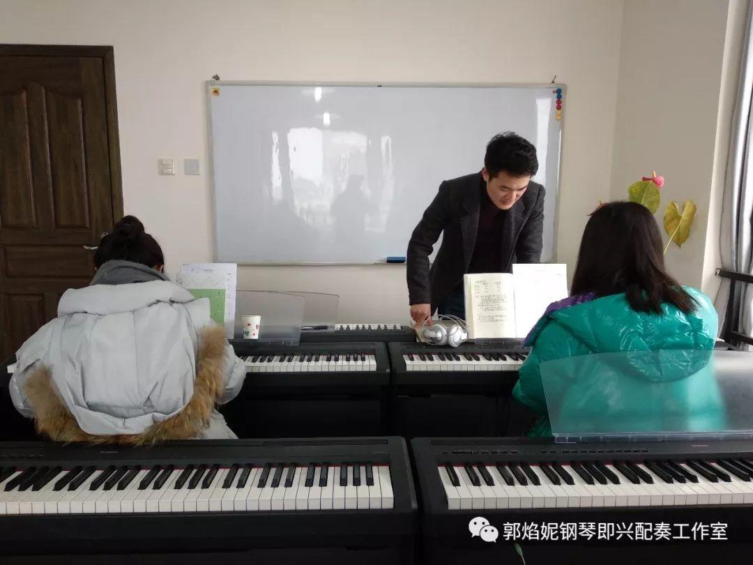 看简谱弹钢琴~快乐的2019寒假钢琴即兴配奏（弹唱）集训班学习掠影