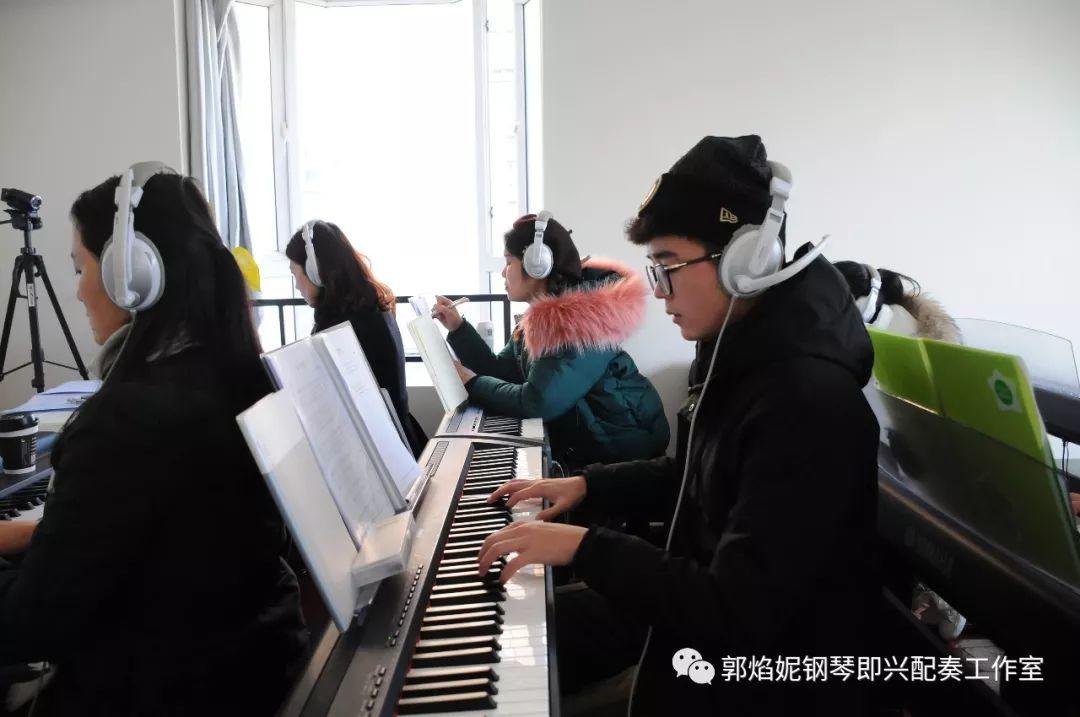 看简谱弹钢琴~快乐的2019寒假钢琴即兴配奏（弹唱）集训班学习掠影