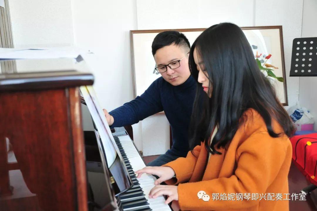 看简谱弹钢琴~郭焰妮钢琴即兴配奏工作室2019年暑假集训招生快讯