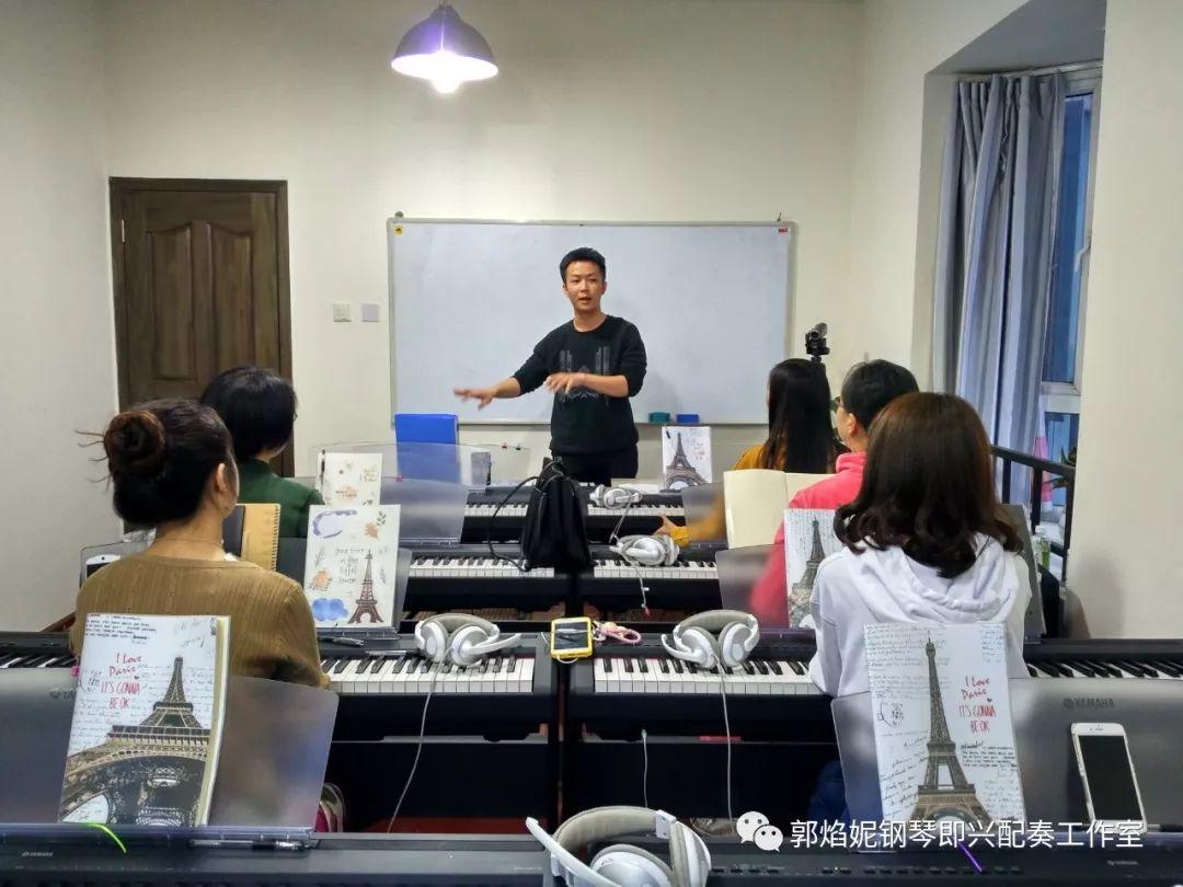 看简谱弹钢琴~郭焰妮钢琴即兴配奏工作室2019年暑假集训招生快讯