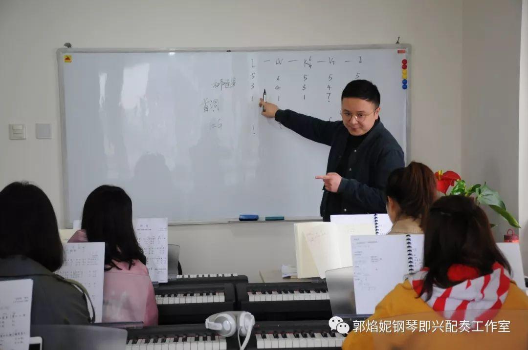 看简谱弹钢琴~郭焰妮钢琴即兴配奏工作室2019年暑假集训招生快讯