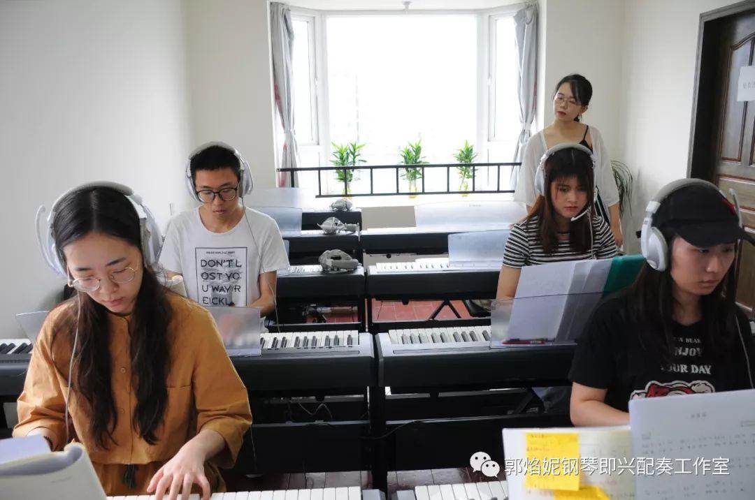 2019暑假钢琴即兴配奏与弹唱集训学习掠影（附：经典歌曲弹唱视频）