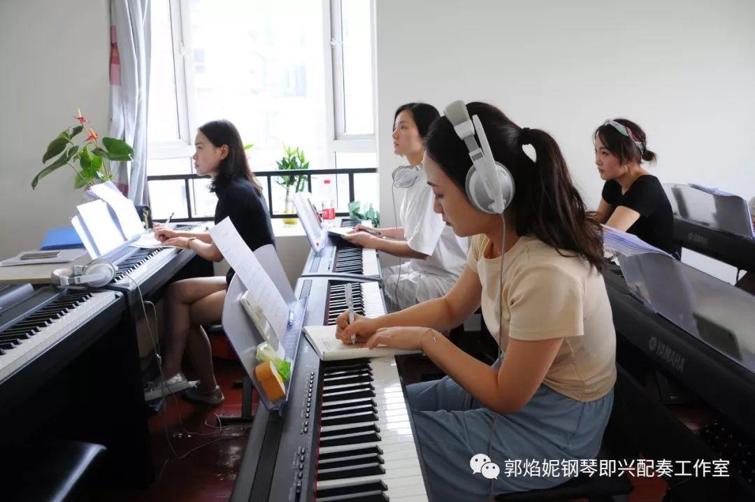 2019暑假钢琴即兴配奏与弹唱集训学习掠影（附：经典歌曲弹唱视频）