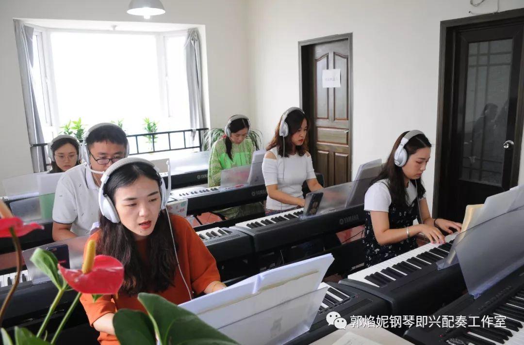 2019暑假钢琴即兴配奏与弹唱集训学习掠影（附：经典歌曲弹唱视频）