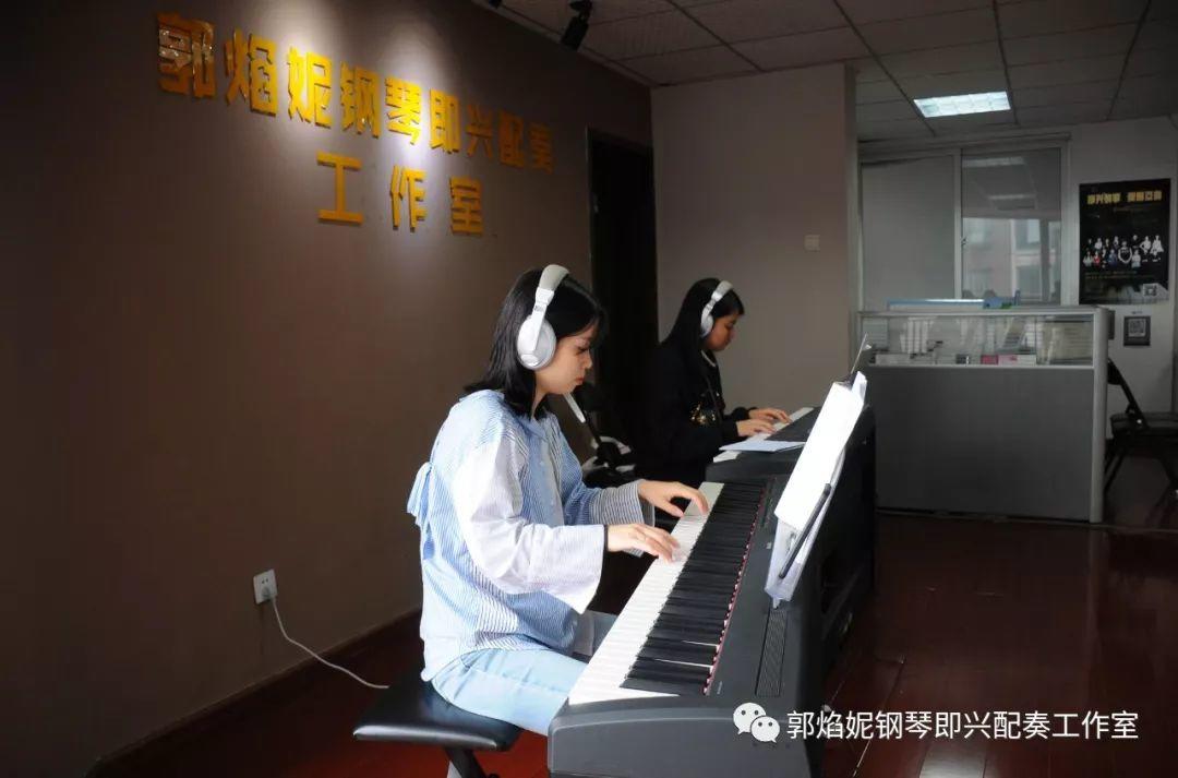 2019暑假钢琴即兴配奏与弹唱集训学习掠影（附：经典歌曲弹唱视频）