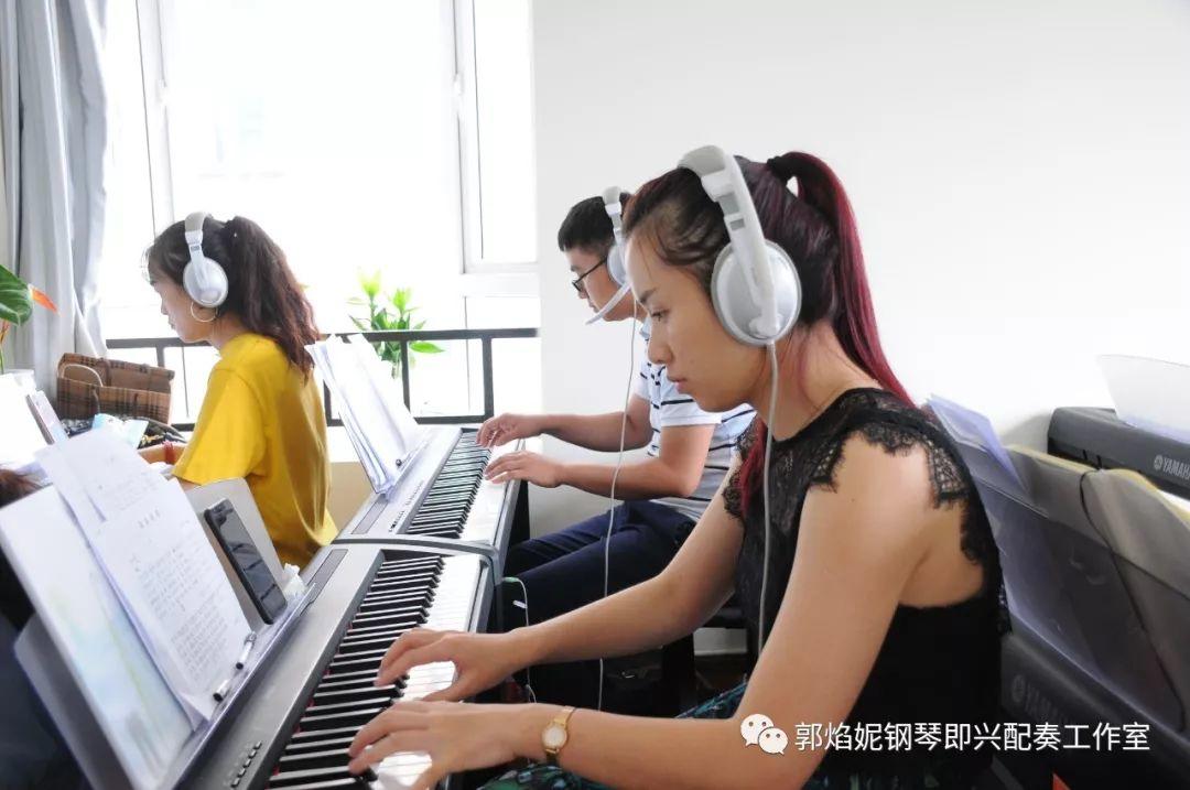 2019暑假钢琴即兴配奏与弹唱集训学习掠影（附：经典歌曲弹唱视频）
