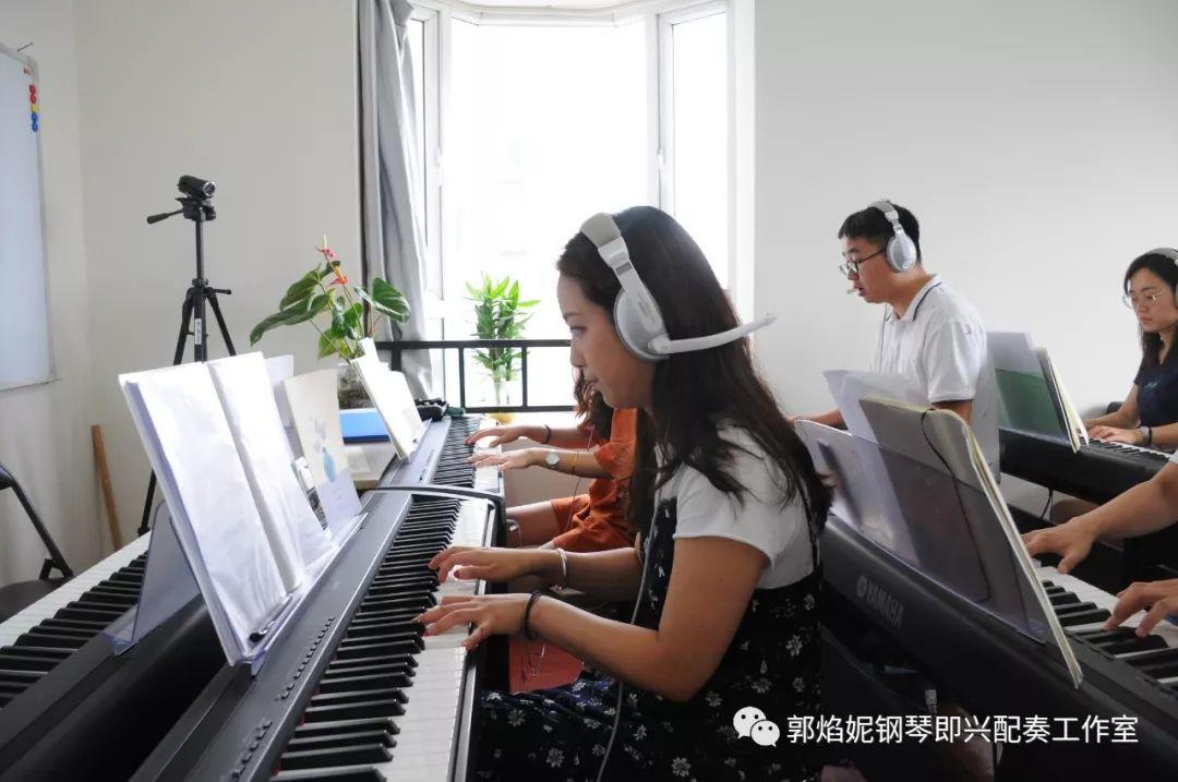 2019暑假钢琴即兴配奏与弹唱集训学习掠影（附：经典歌曲弹唱视频）