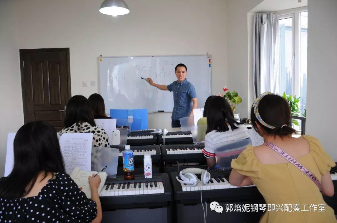 2019暑假钢琴即兴配奏与弹唱集训学习掠影（附：经典歌曲弹唱视频）