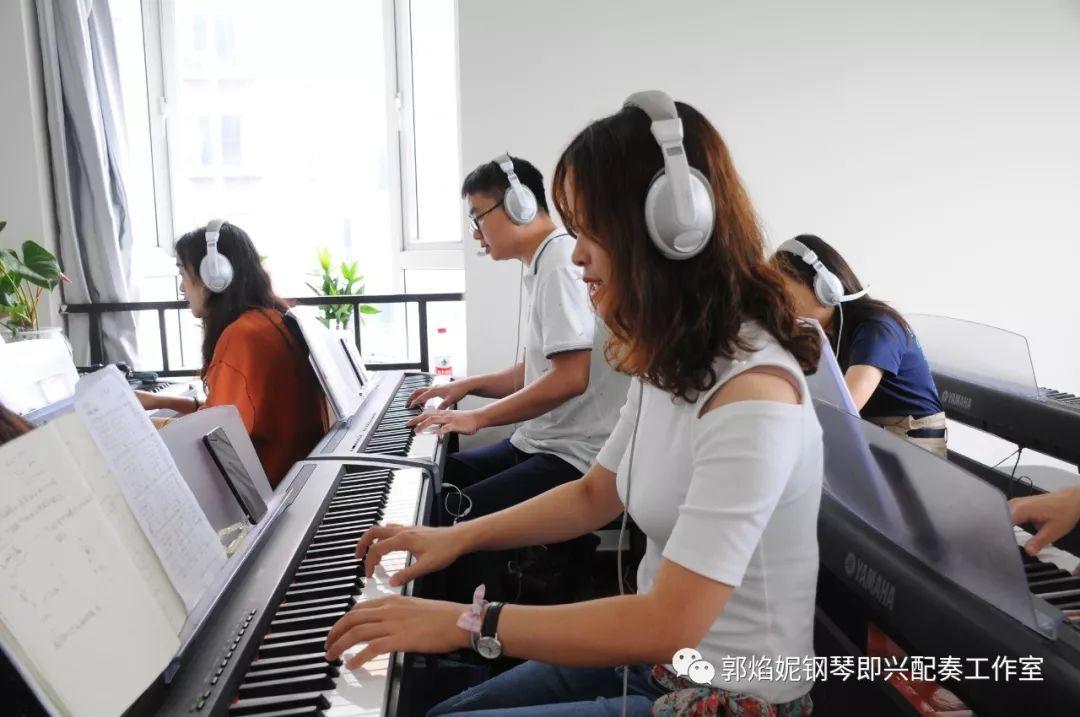 2019暑假钢琴即兴配奏与弹唱集训学习掠影（附：经典歌曲弹唱视频）