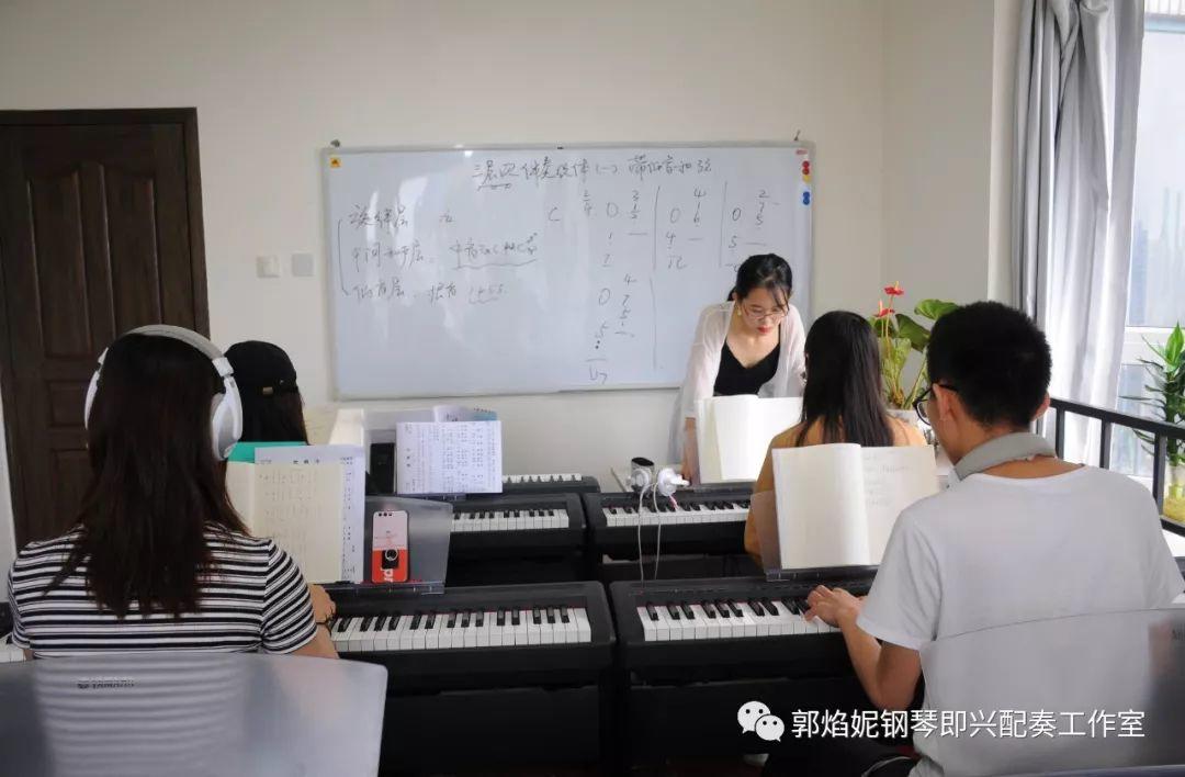 2019暑假钢琴即兴配奏与弹唱集训学习掠影（附：经典歌曲弹唱视频）
