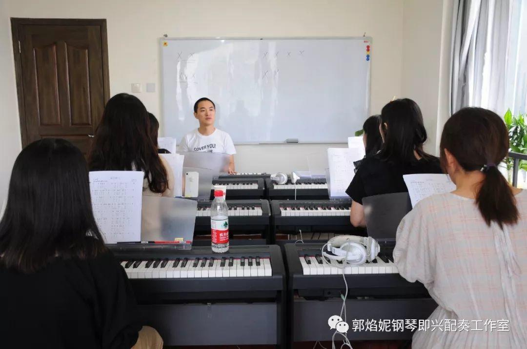 2019暑假钢琴即兴配奏与弹唱集训学习掠影（附：经典歌曲弹唱视频）