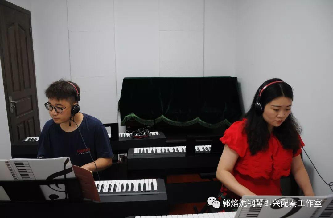 2019暑假钢琴即兴配奏与弹唱集训学习掠影（附：经典歌曲弹唱视频）