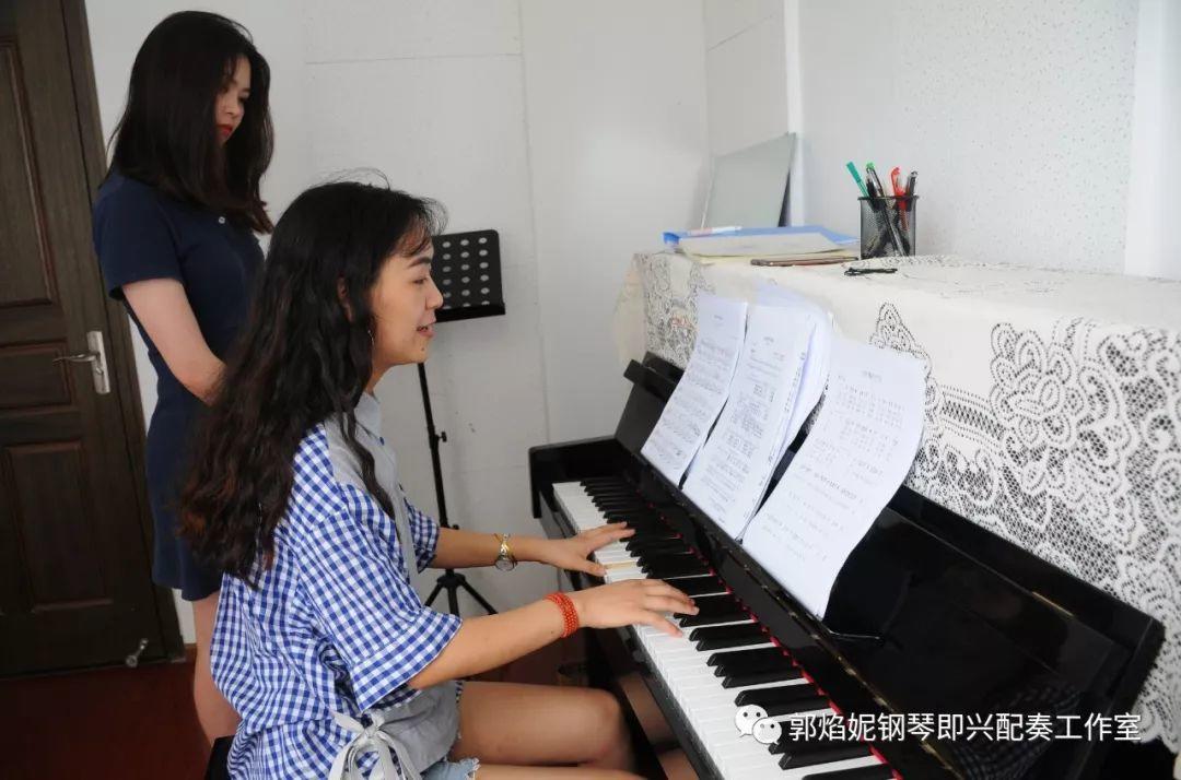 2019暑假钢琴即兴配奏与弹唱集训学习掠影（附：经典歌曲弹唱视频）