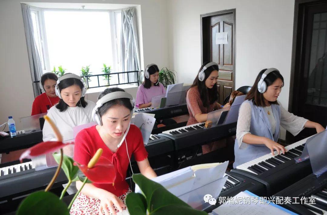 2019暑假钢琴即兴配奏与弹唱集训学习掠影（附：经典歌曲弹唱视频）