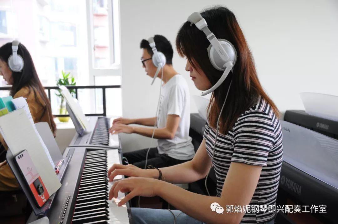 2019暑假钢琴即兴配奏与弹唱集训学习掠影（附：经典歌曲弹唱视频）