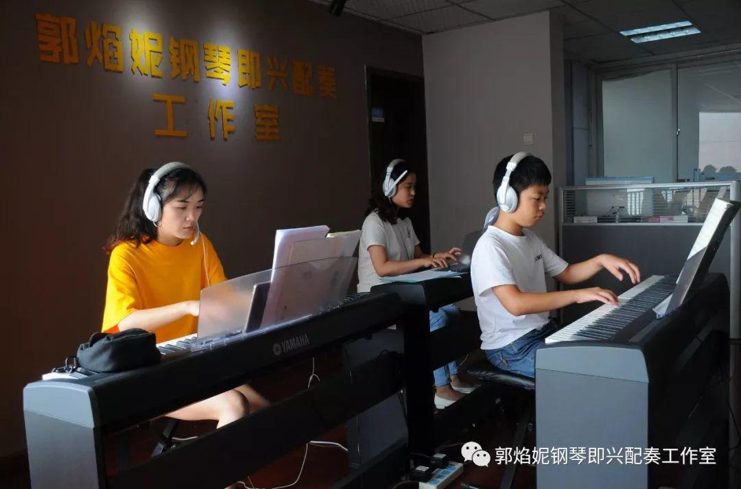 2019暑假钢琴即兴配奏与弹唱集训学习掠影（附：经典歌曲弹唱视频）