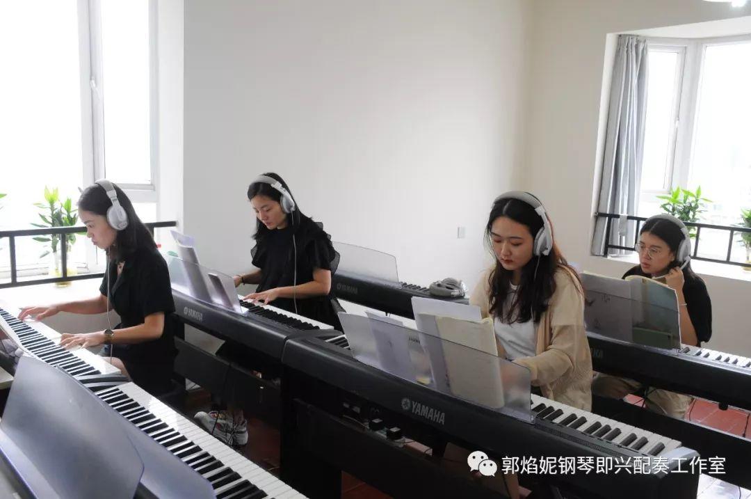 2019暑假钢琴即兴配奏与弹唱集训学习掠影（附：经典歌曲弹唱视频）