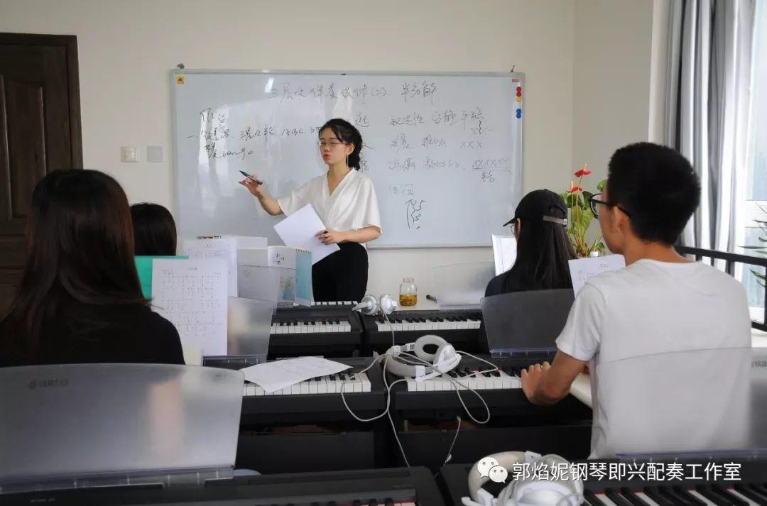 2019暑假钢琴即兴配奏与弹唱集训学习掠影（附：经典歌曲弹唱视频）
