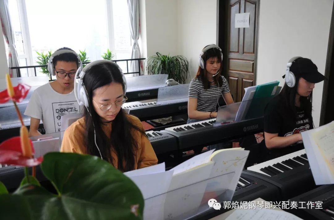 2019暑假钢琴即兴配奏与弹唱集训学习掠影（附：经典歌曲弹唱视频）