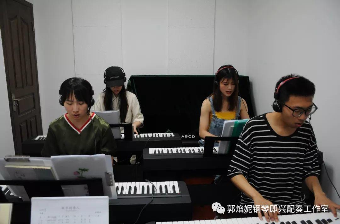 2019暑假钢琴即兴配奏与弹唱集训学习掠影（附：经典歌曲弹唱视频）