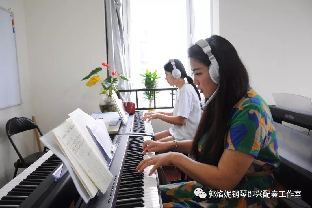 2019暑假钢琴即兴配奏与弹唱集训学习掠影（附：经典歌曲弹唱视频）