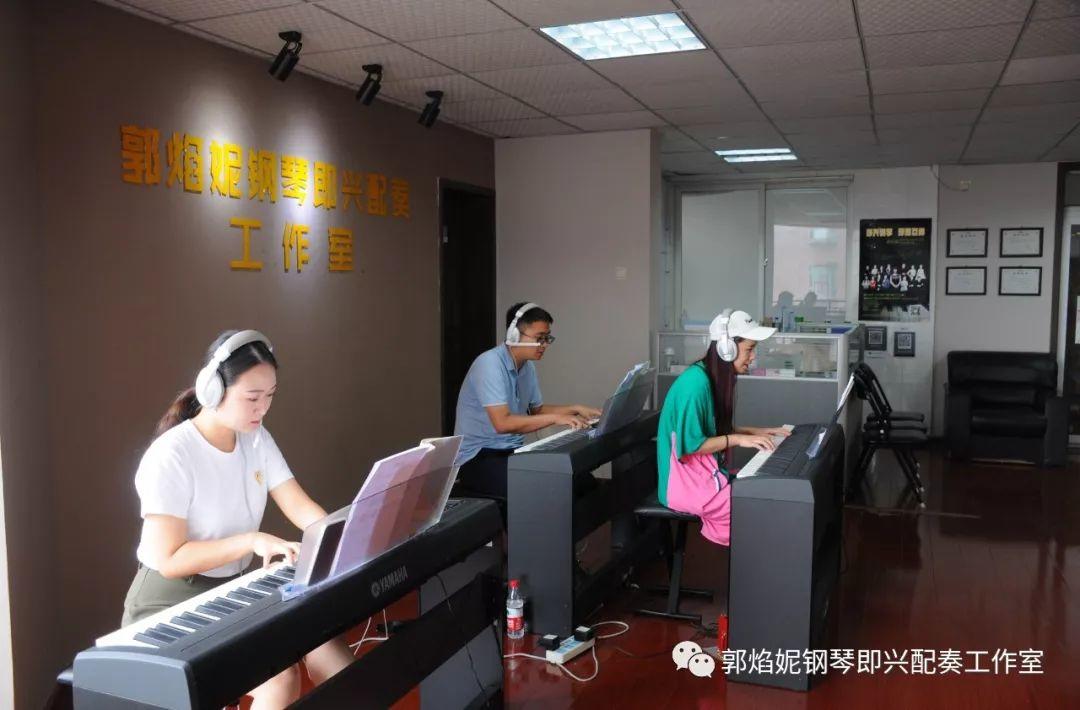 2019暑假钢琴即兴配奏与弹唱集训学习掠影（附：经典歌曲弹唱视频）